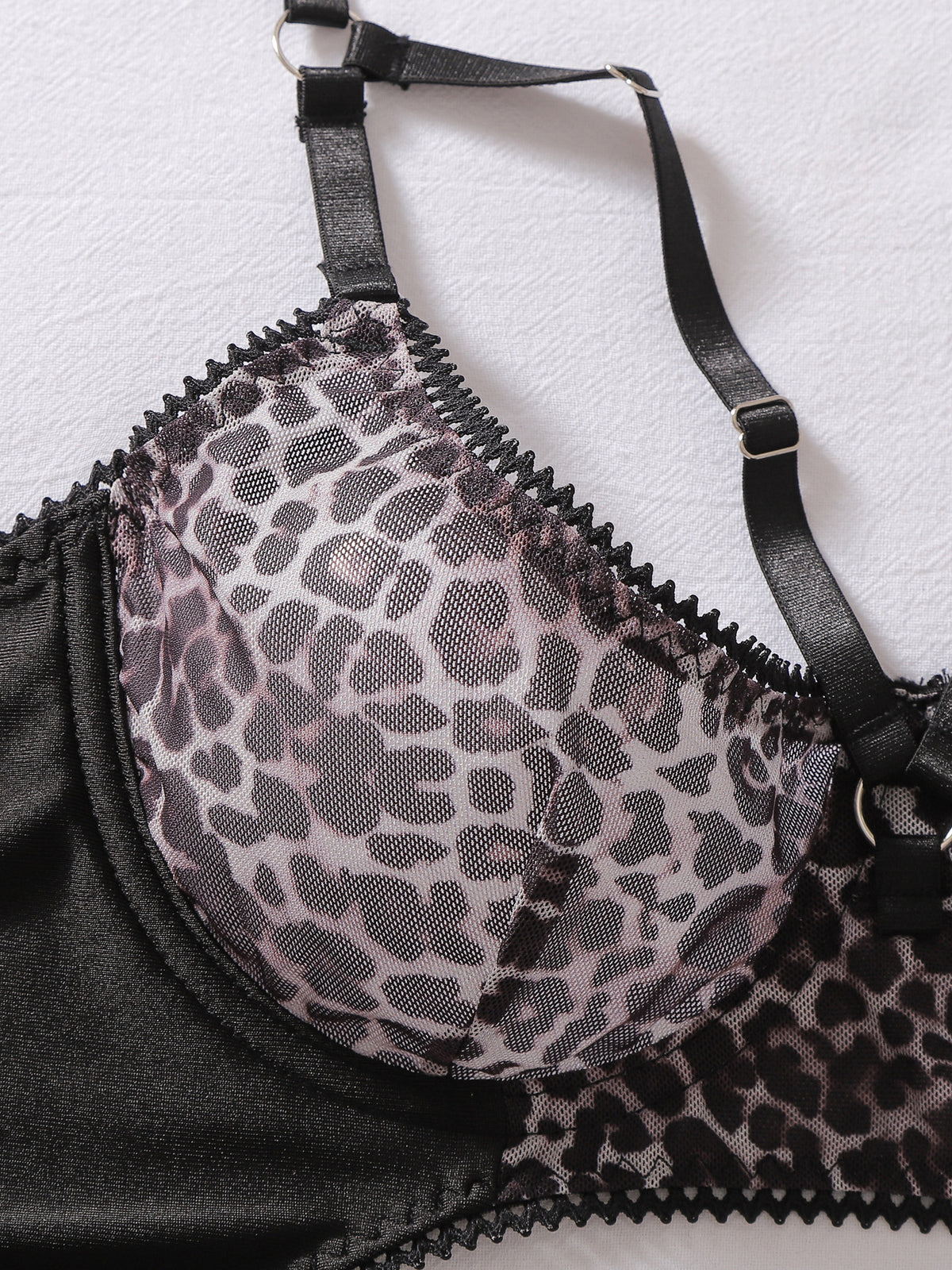 Sexy, wild leopard-print cut-out lingerie set