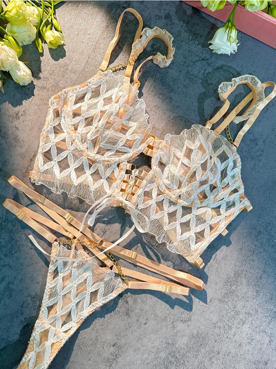 Sexy Embroidered Flying Sleeves Lingerie Set